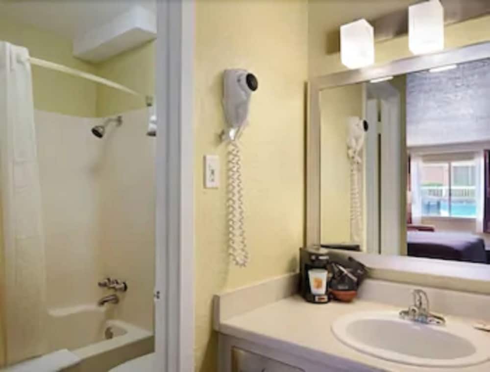 Room, 2 Queen Beds, Accessible, Super 8 By Wyndham Kerrville Tx 5/8
