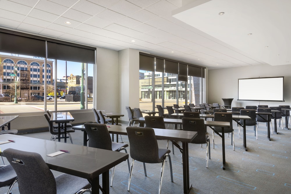 Aloft Milwaukee Downtown 38/43