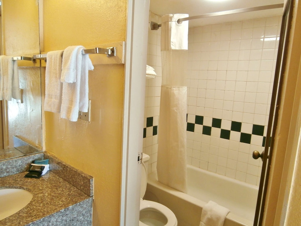 Country Hearth Inn and Suites Cartersville 21/34