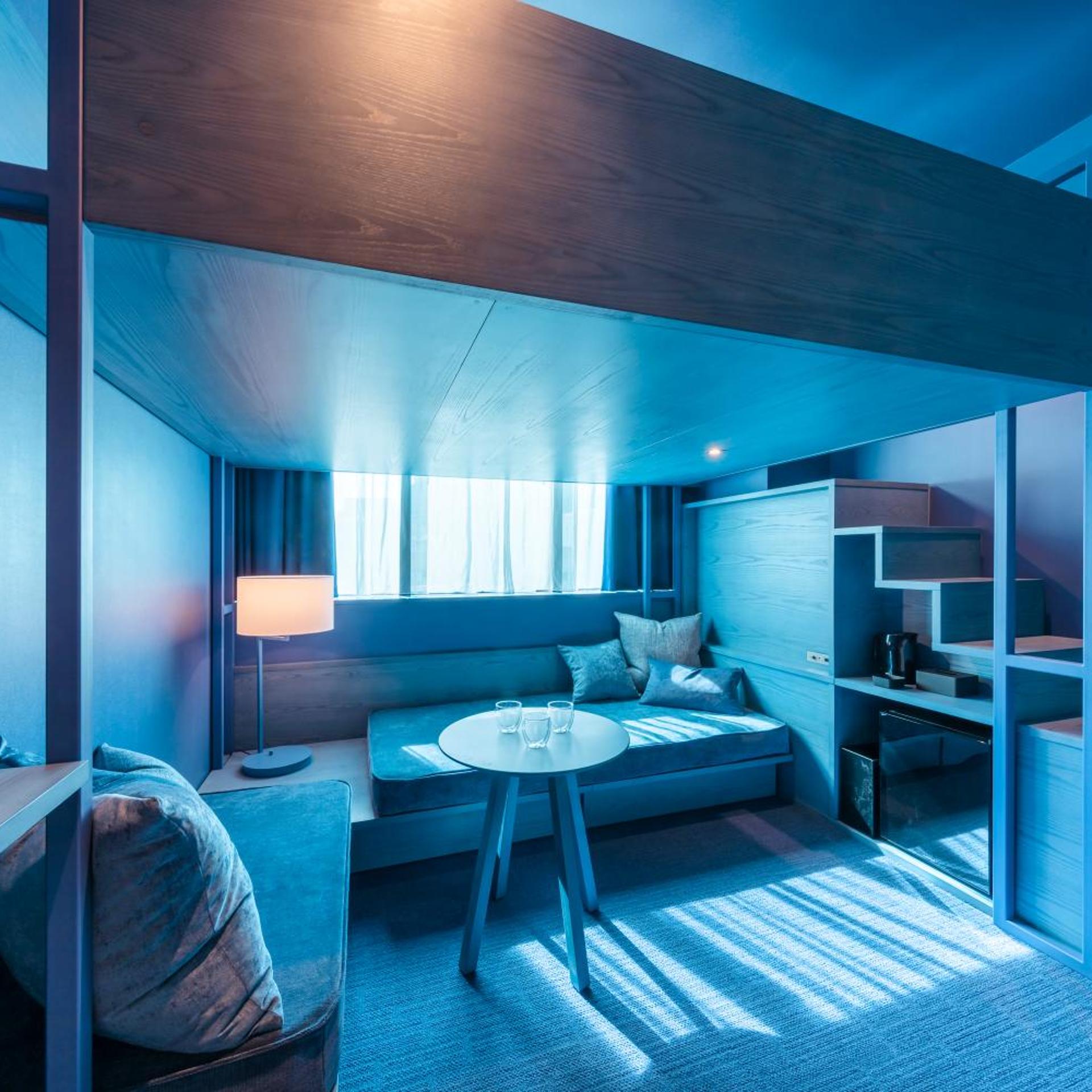 Dark Blue, Loft