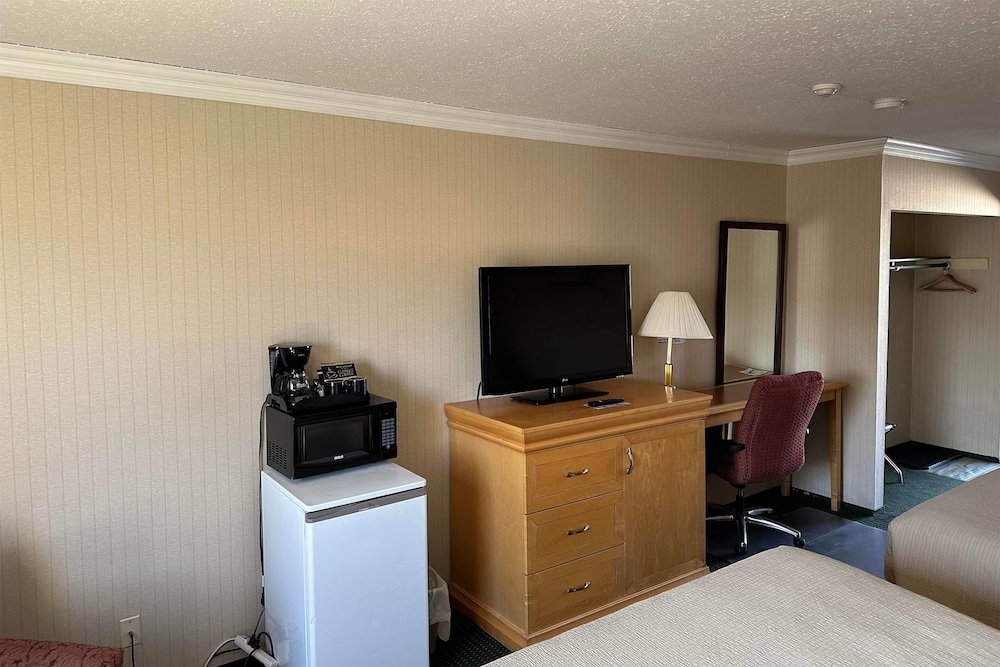 Travelodge by Wyndham Chetwynd 33/42