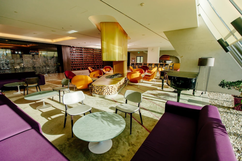 Crowne Plaza Belgrade 62/85