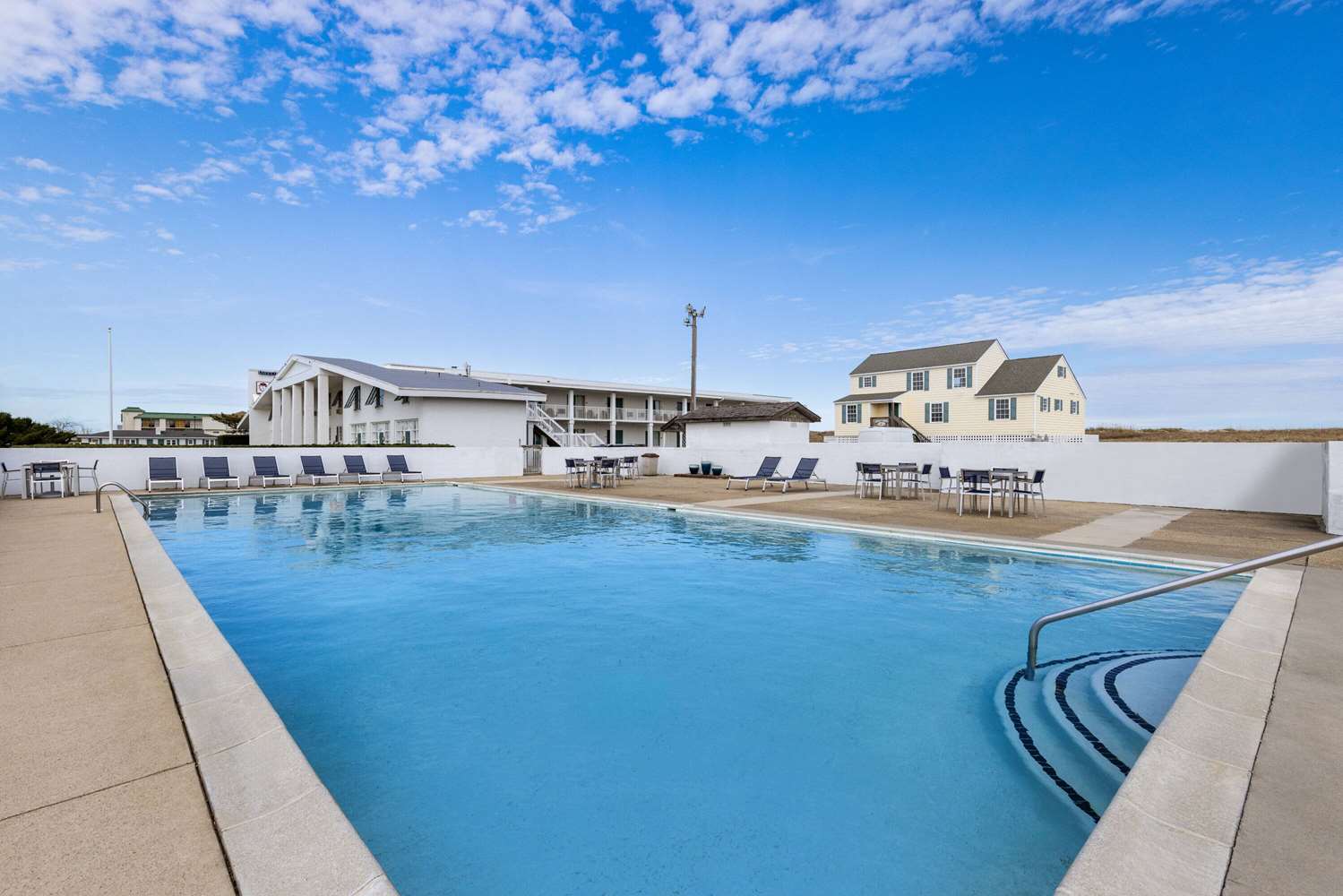 Days Inn by Wyndham Kill Devil Hills Oceanfront - Wilbur 50/59