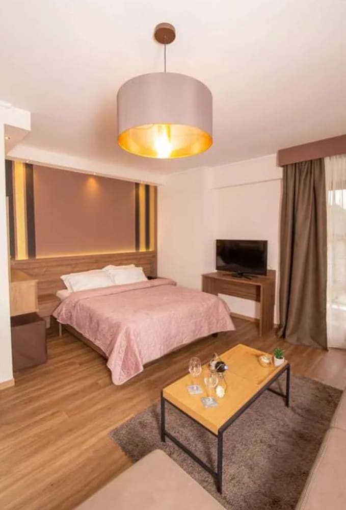 Mont Helmos Hotel 18/71