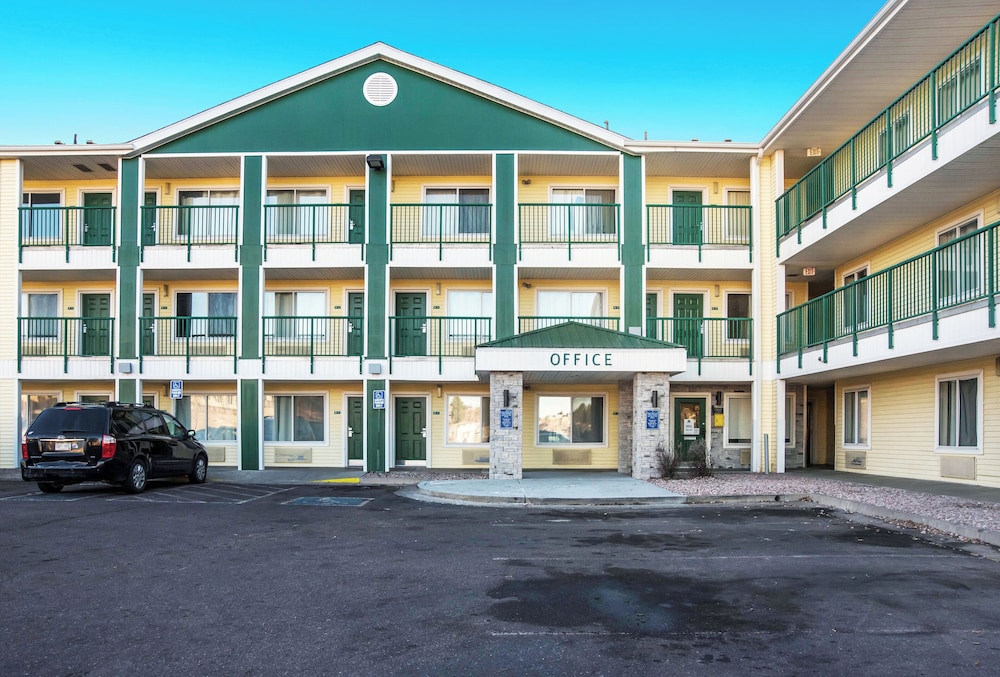 HomeTowne Studios By Red Roof Colorado Springs - Airport 17/27