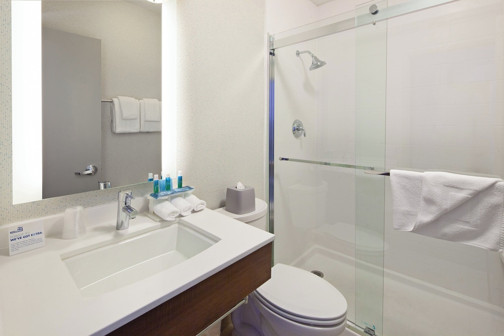 Holiday Inn Express & Suites San Diego-Escondido 65/68
