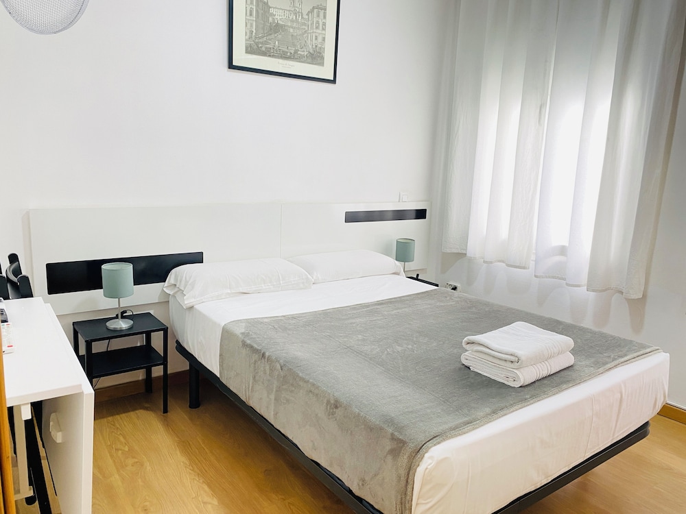 ROOM, DOUBLE BED