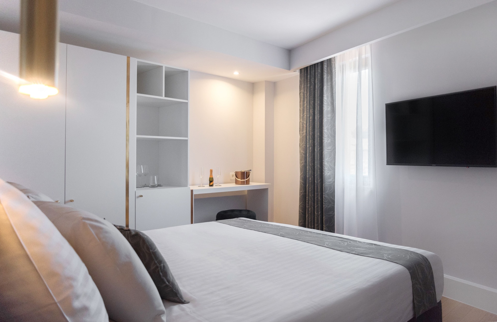 CLASSIC, QUEEN BED, CITY VIEW