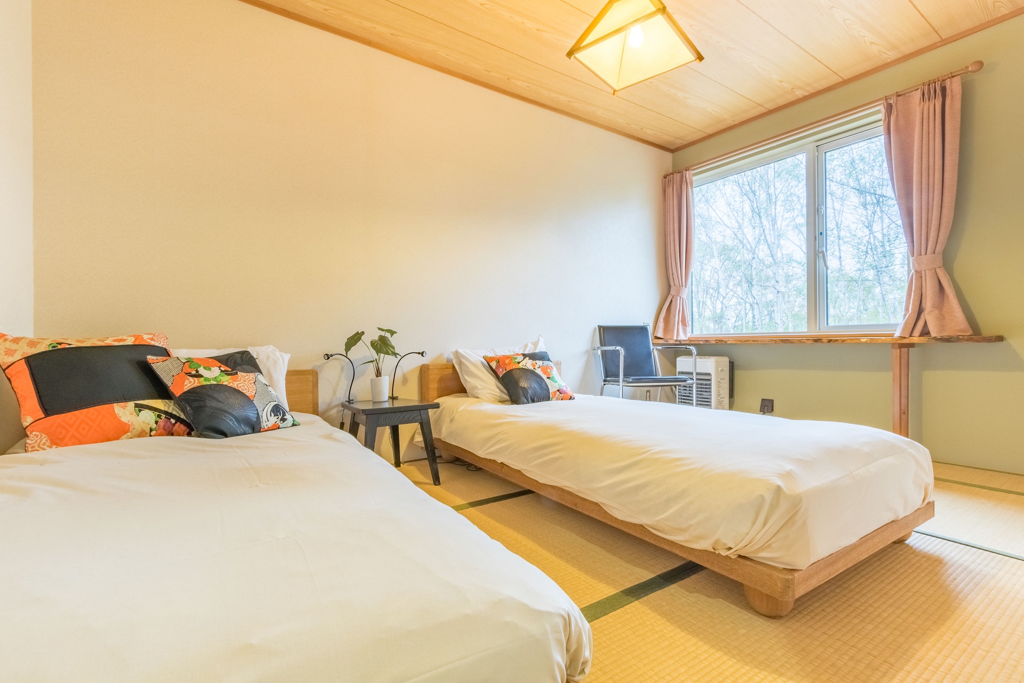 ROOM, TWIN BEDS, MOUNTAIN VIEW