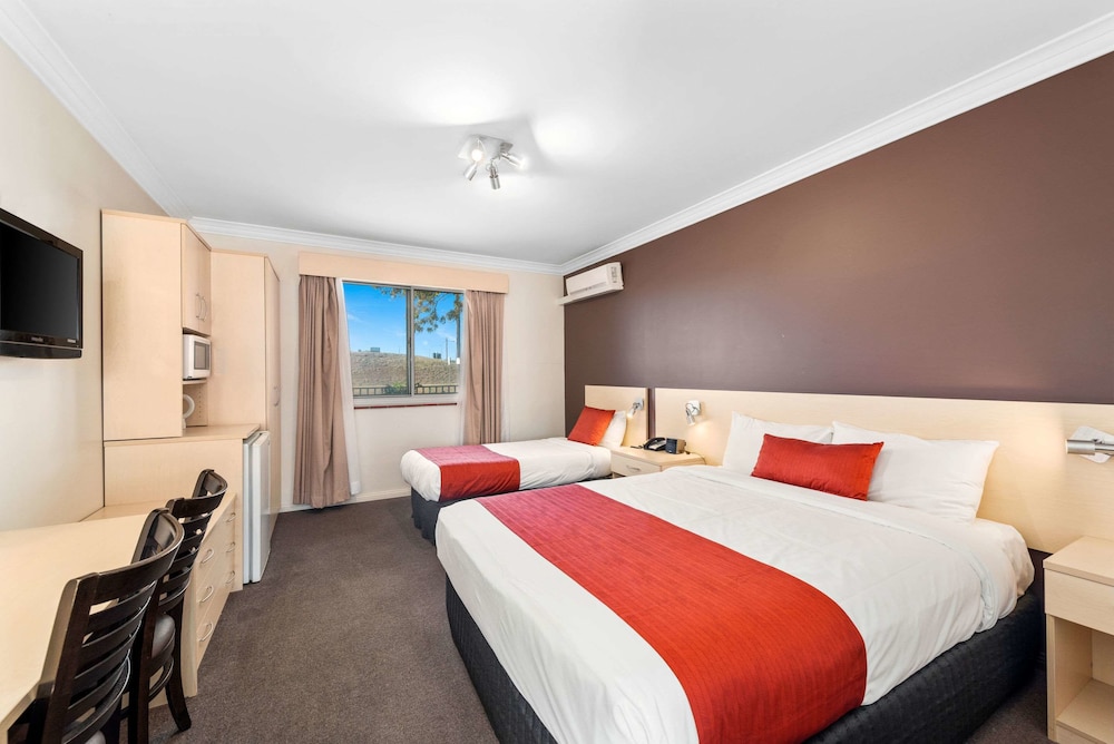 Standard, 1 Queen and 1 Single Bed