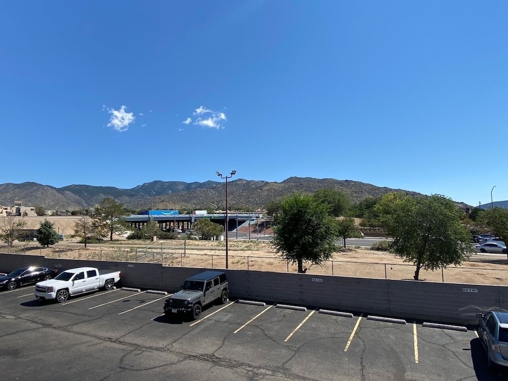 Desert Sands Inn & Suites Albuquerque 18/28