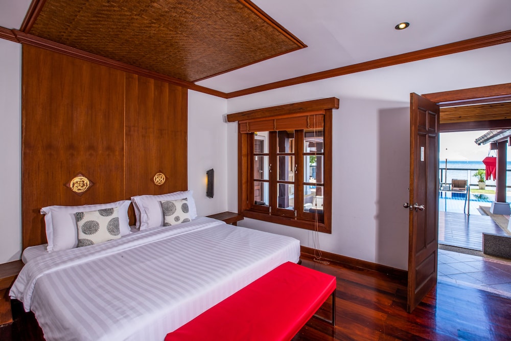 Pao Jin Poon Beach Front Villa 15/56