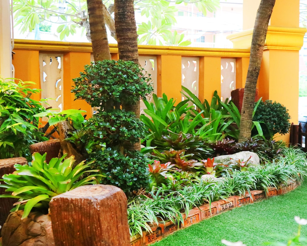 Aiyaree Place Hotel 71/75