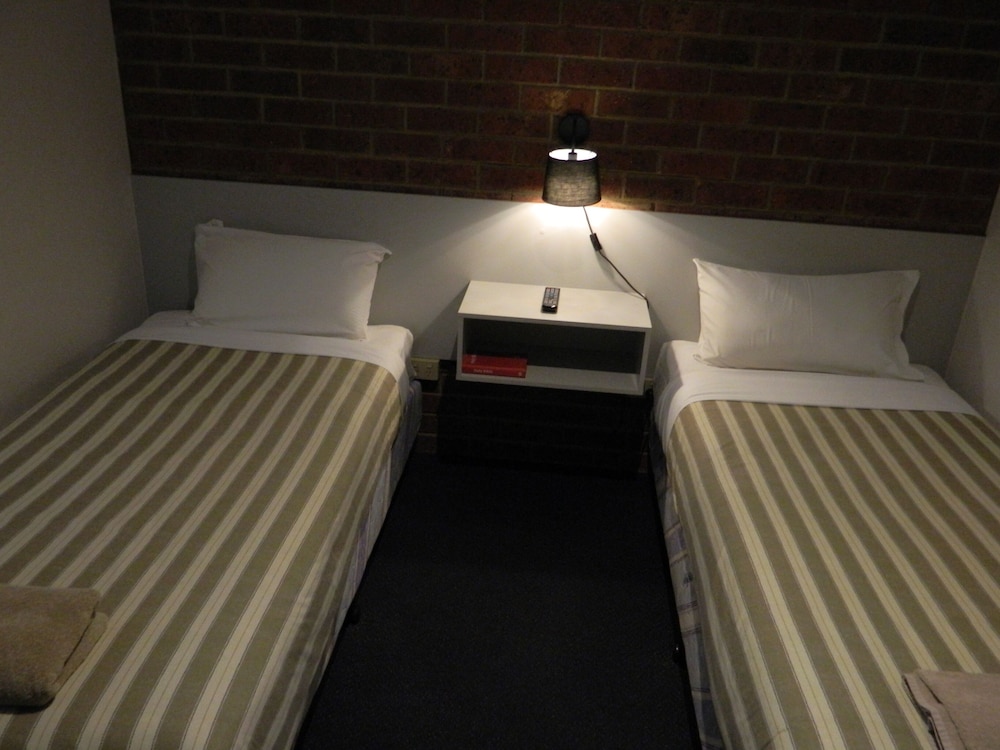Werribee Motel & Apartments 24/63
