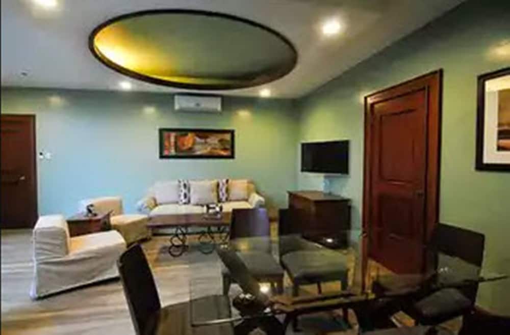 Paragon Hotel And Suites 35/50