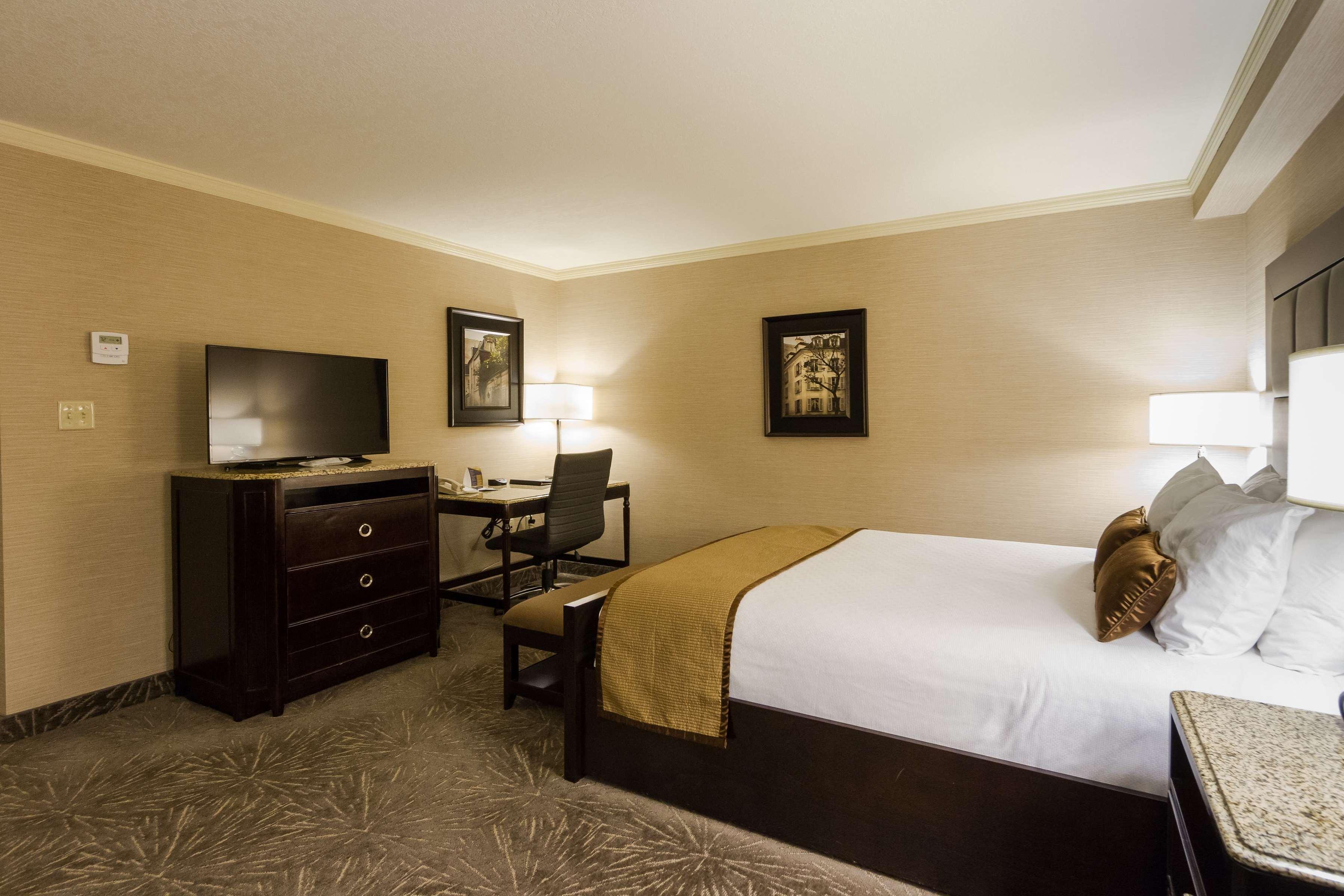 Room, Queen Bed