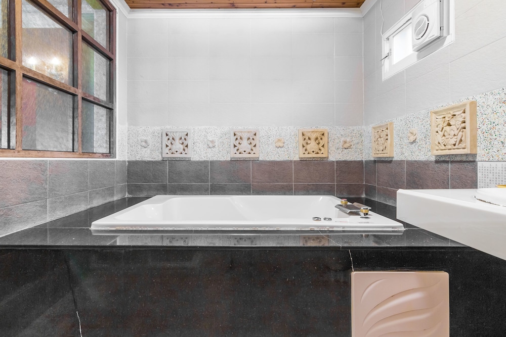HONEYMOON, DOUBLE BED, MOUNTAIN VIEW, JETTED TUB