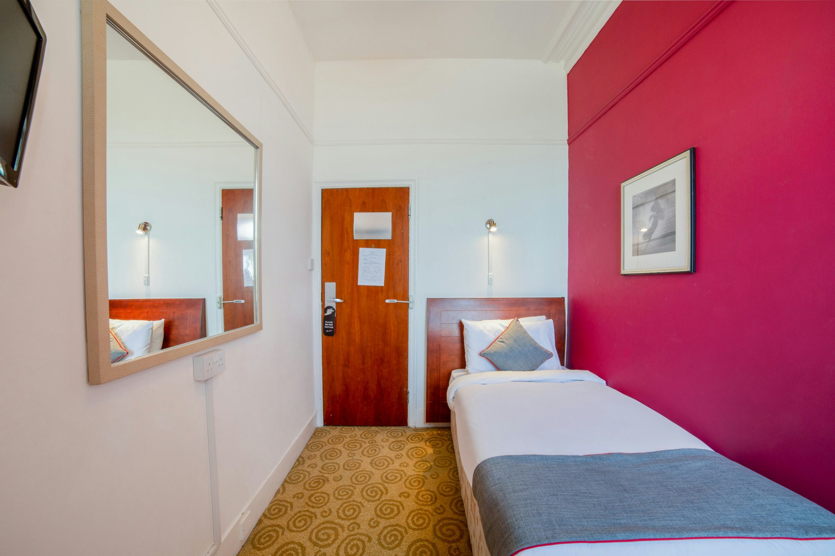 OYO The Strand Hotel 15/39
