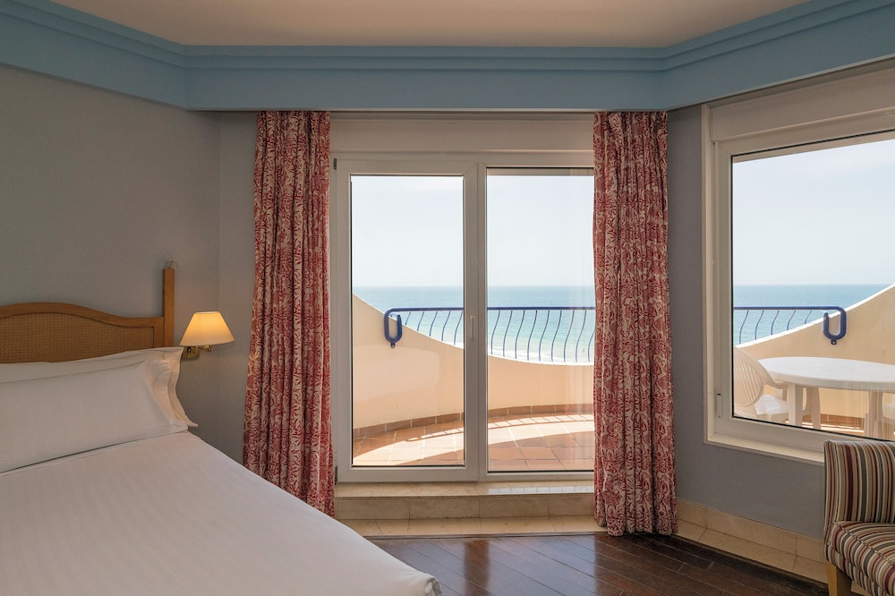 غرفة بسريرين منفصلين بإطلالة على البحر، Playa Victoria 4/8