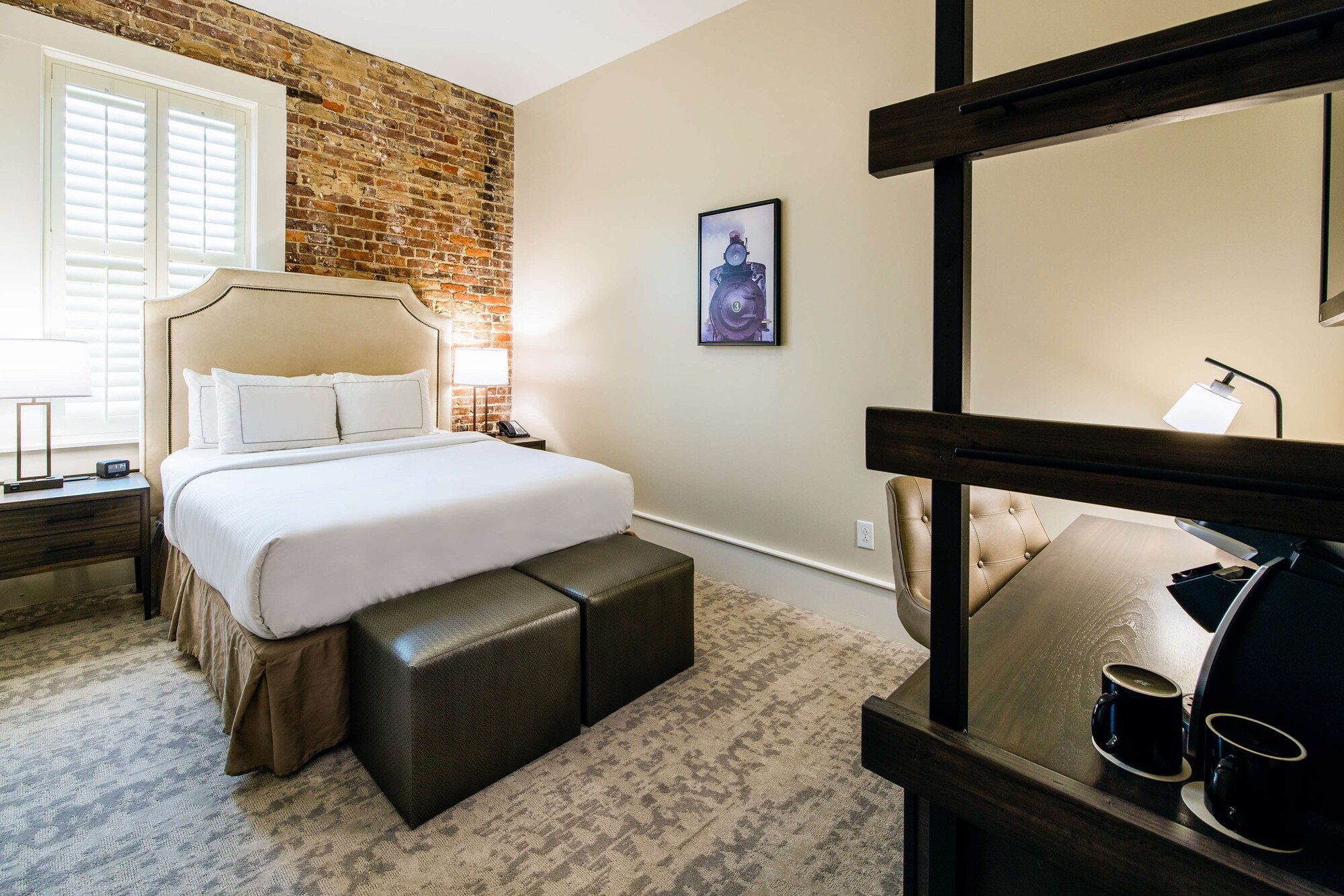 ROOM, QUEEN BED