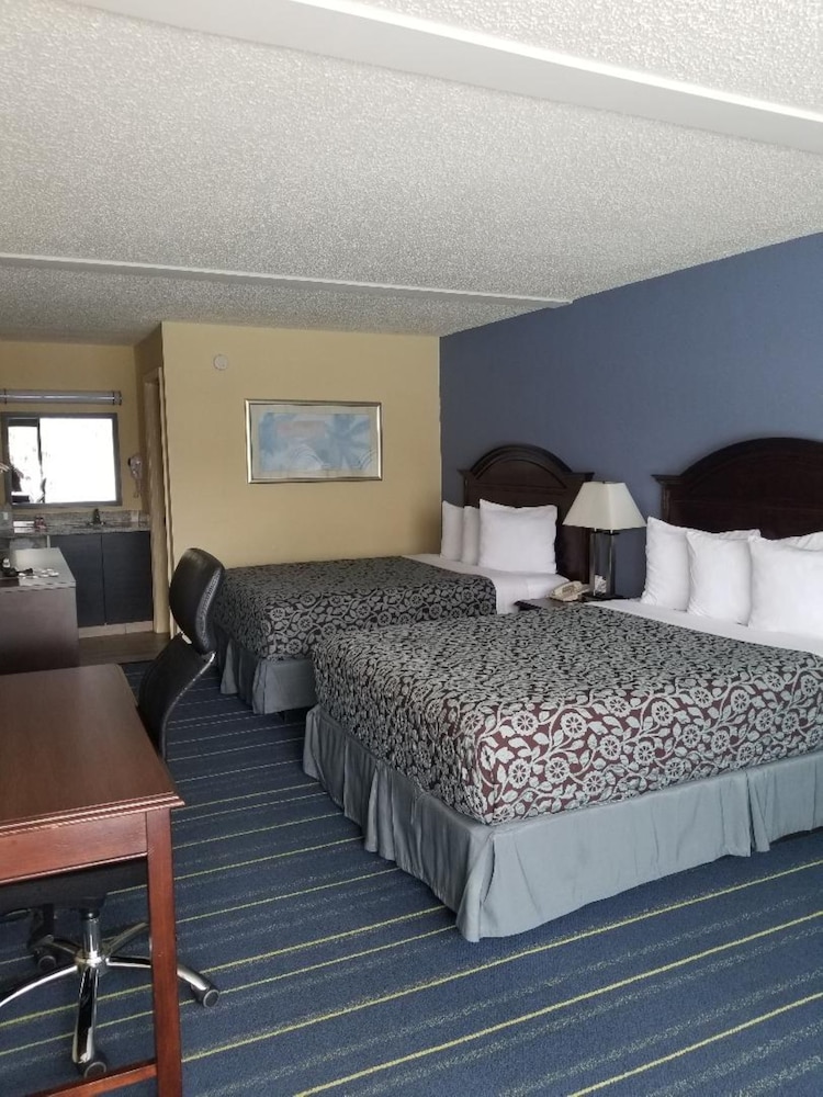 Days Inn by Wyndham Clearwater/Gulf to Bay 16/28