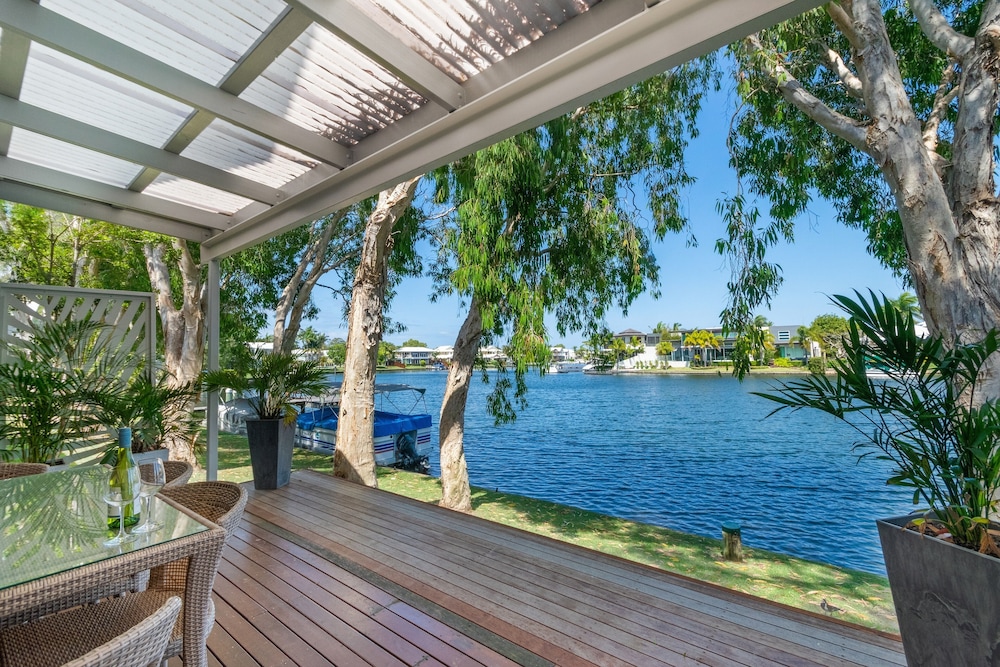 NOOSA ENTRANCE WATERFRONT RESORT 48/80