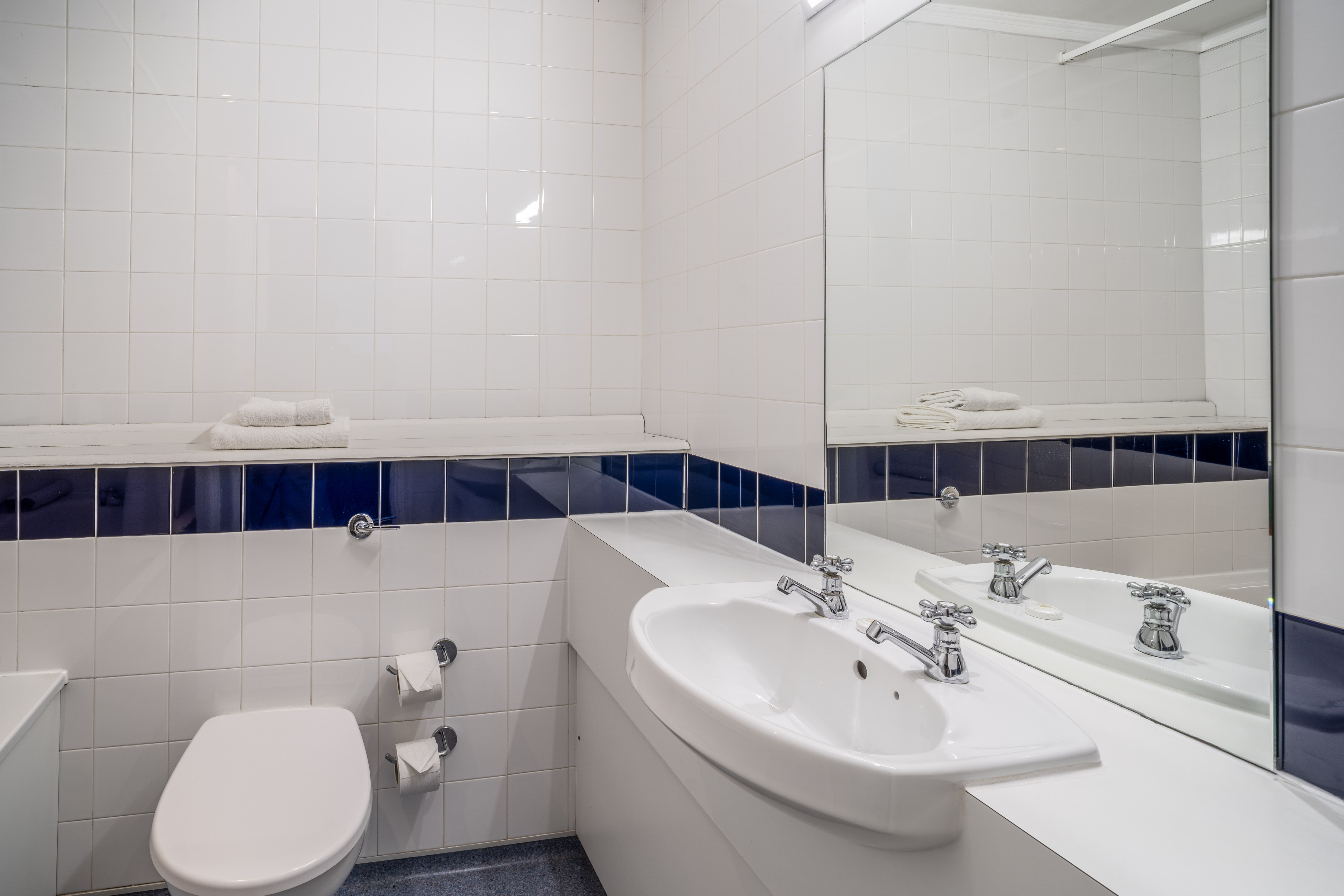 Room, Double Bed, No Window، Britannia Hotel Manchester 3/3