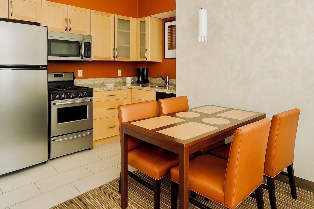 MainStay Suites Appleton Airport - Fox River Mall Area 31/46