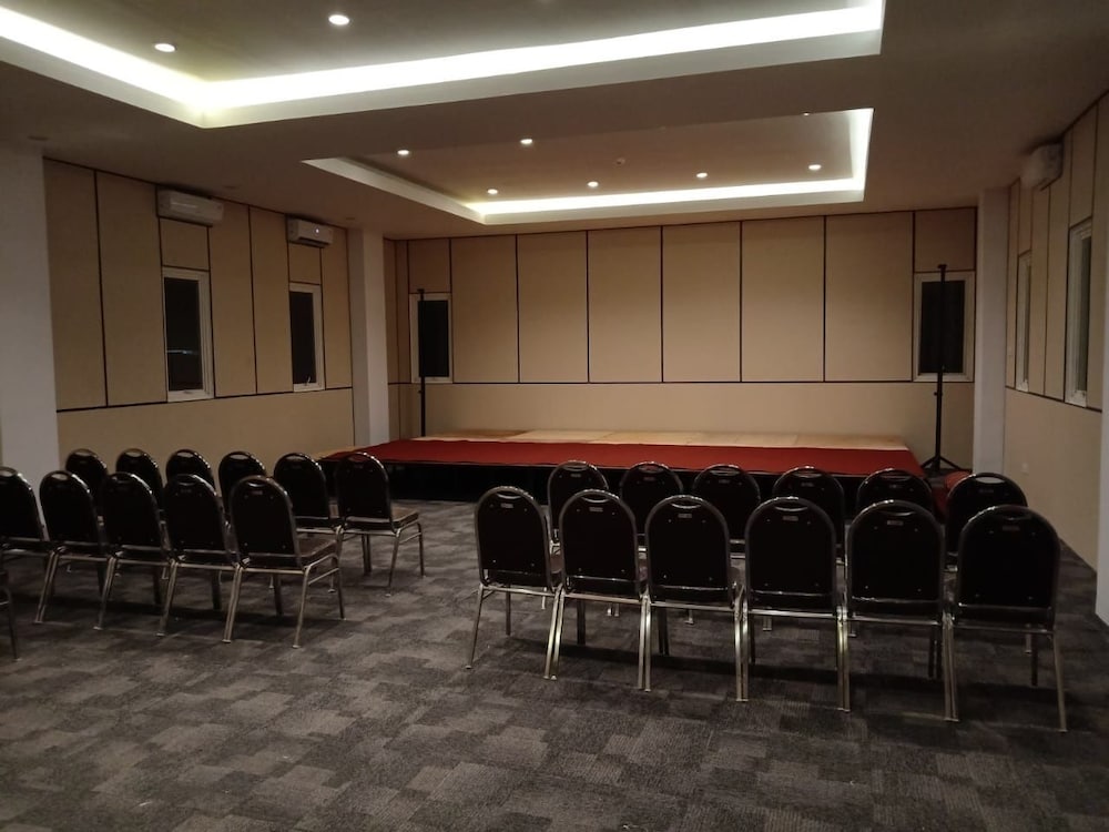 Front One Inn Kediri 54/61