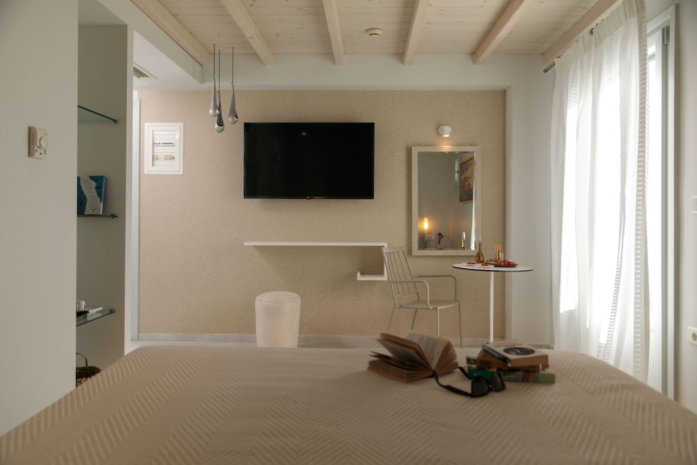 Iria Beach art hotel 61/69