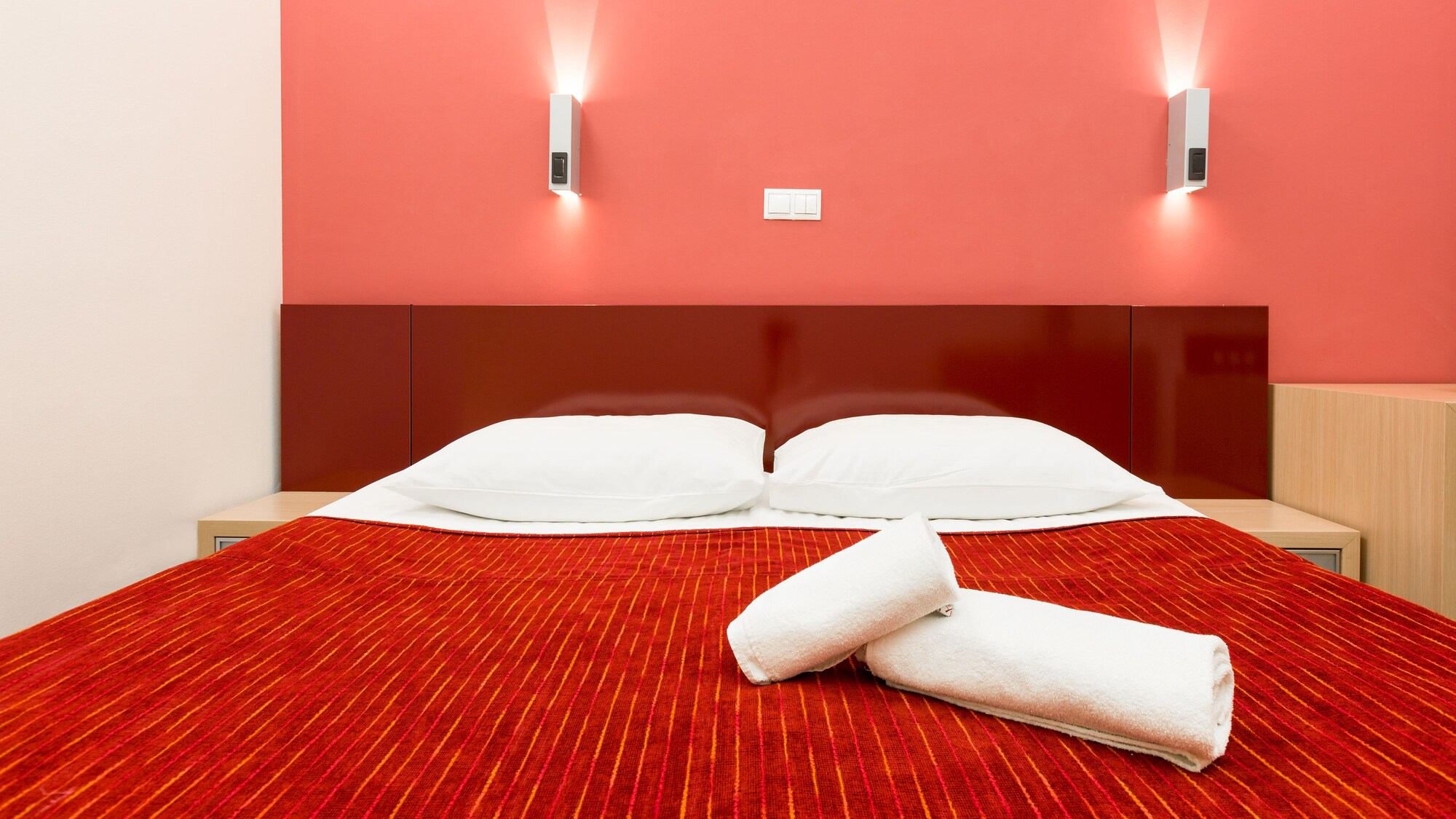 ROOM, DOUBLE BED
