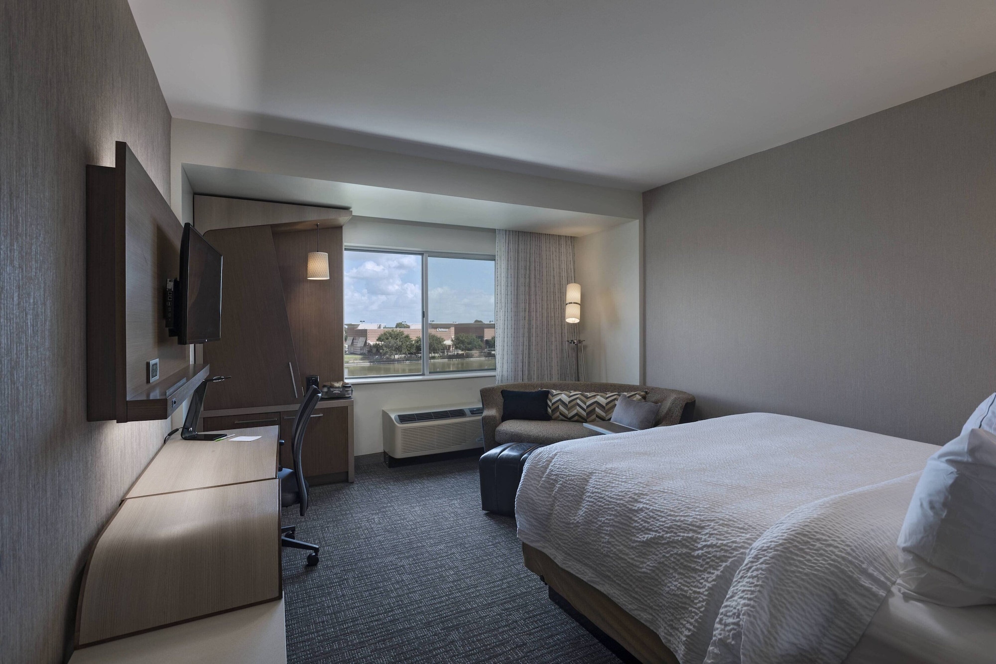 غرفة بسرير كينج مع أريكة