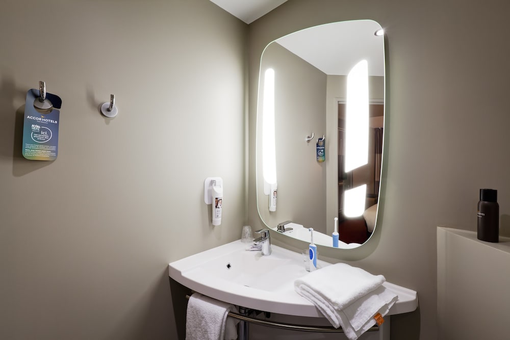 Ibis Lyon Carre De Soie 61/62