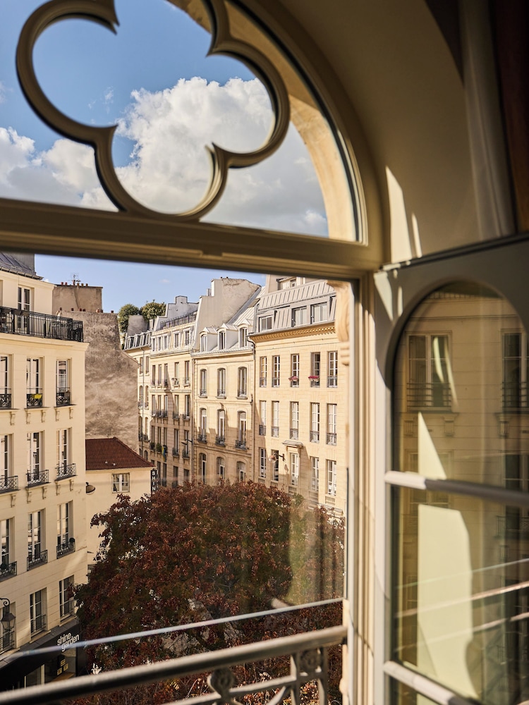 Hotel du Sentier 4/36