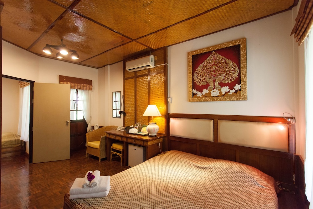Coral Hotel Bangsaphan 40/62