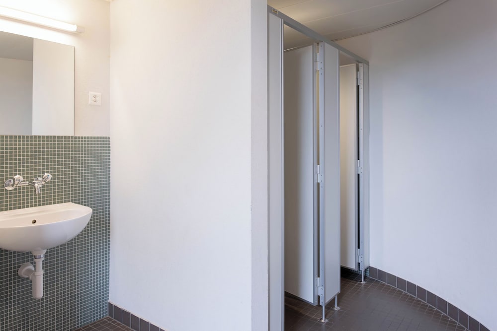 Zurich Youth Hostel 58/61