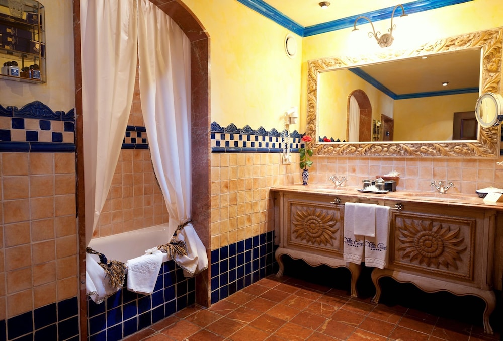 Europe Villa Cortes 12/83