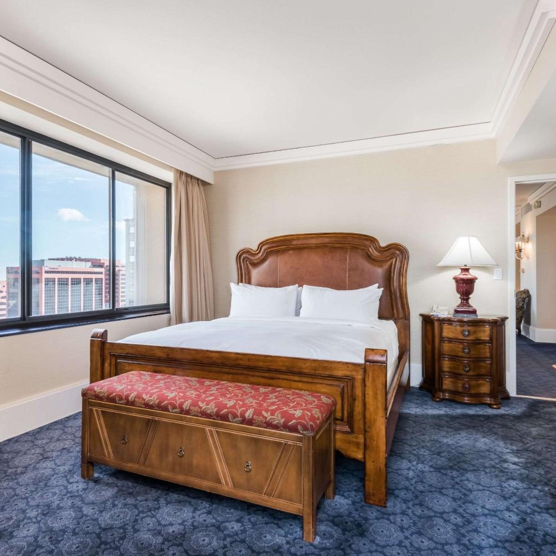 Governor, Suite, King Bed, City View