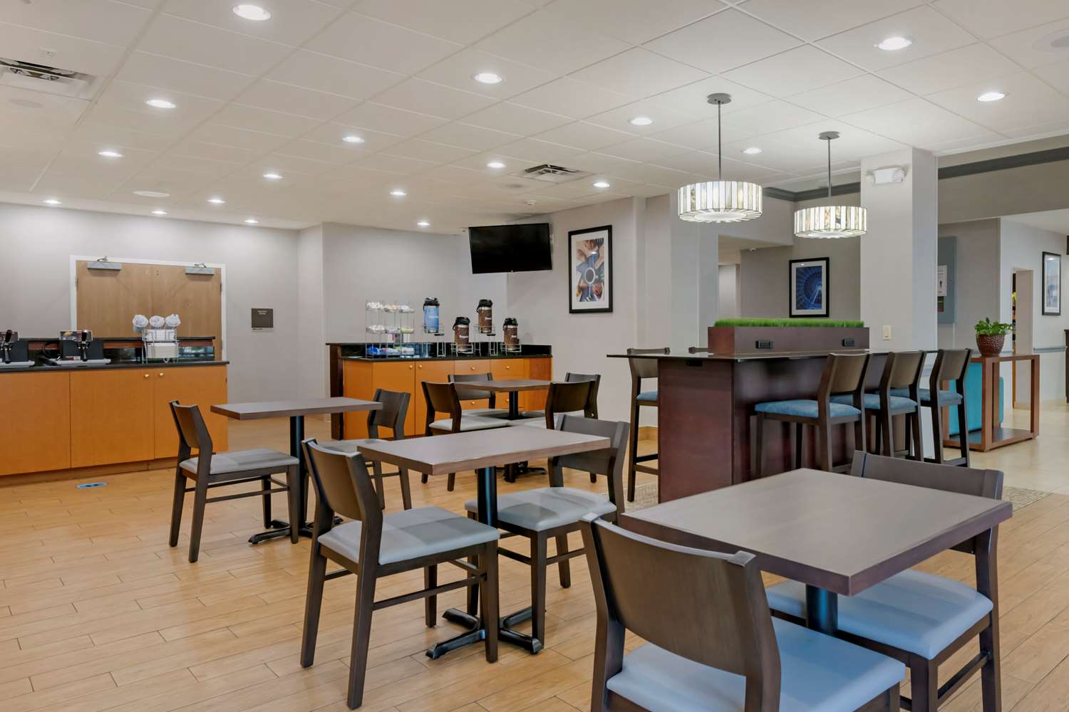 Comfort Suites Near Universal Orlando Resort 21/26