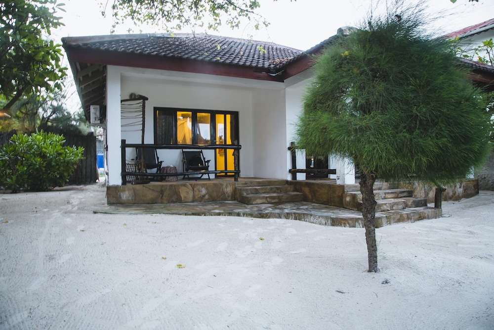 Moonshine Uroa Boutique Hotel 48/50