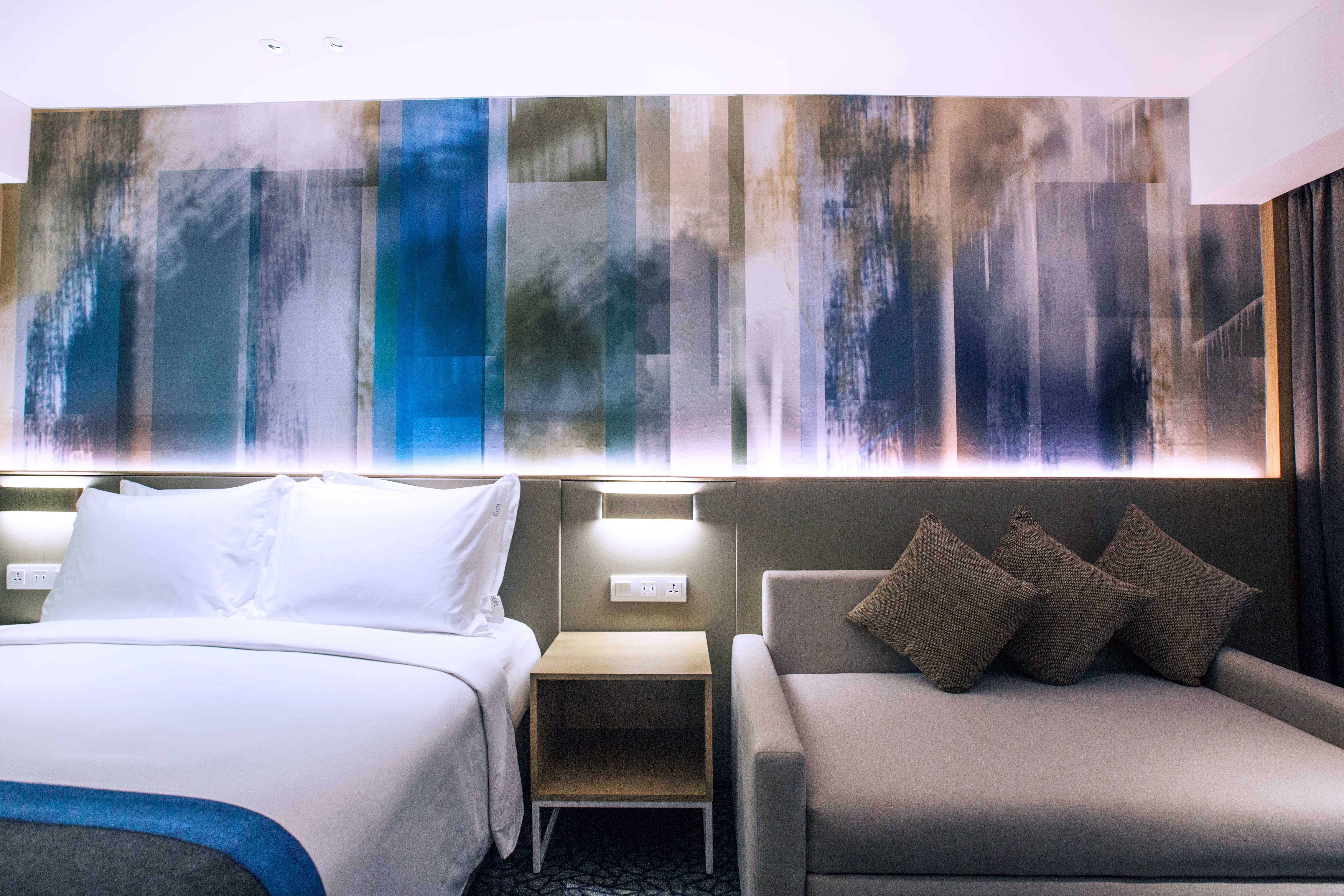 Standard, Queen Bed, Airport View, Sofa