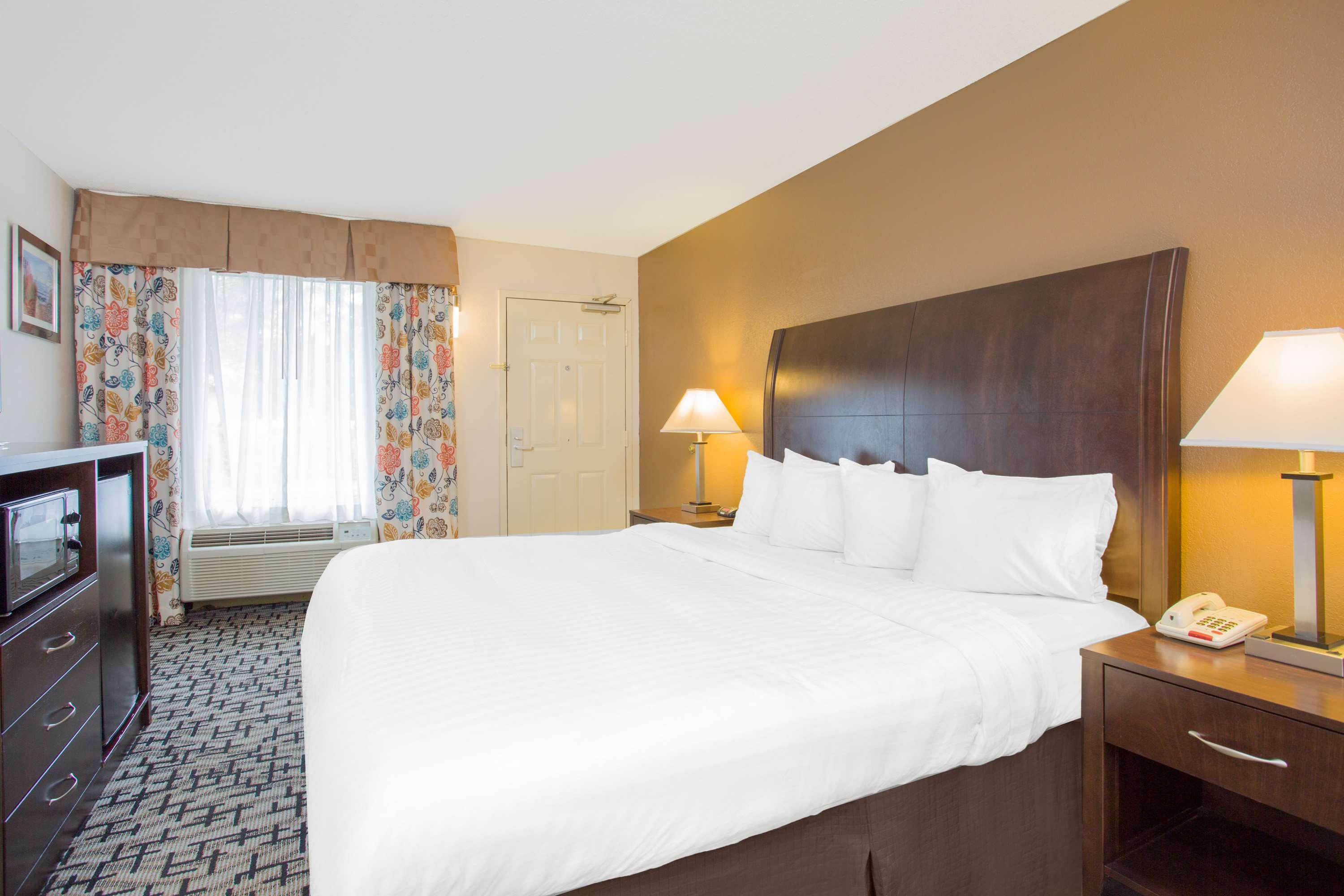 SUITE, KING BED, SOFA