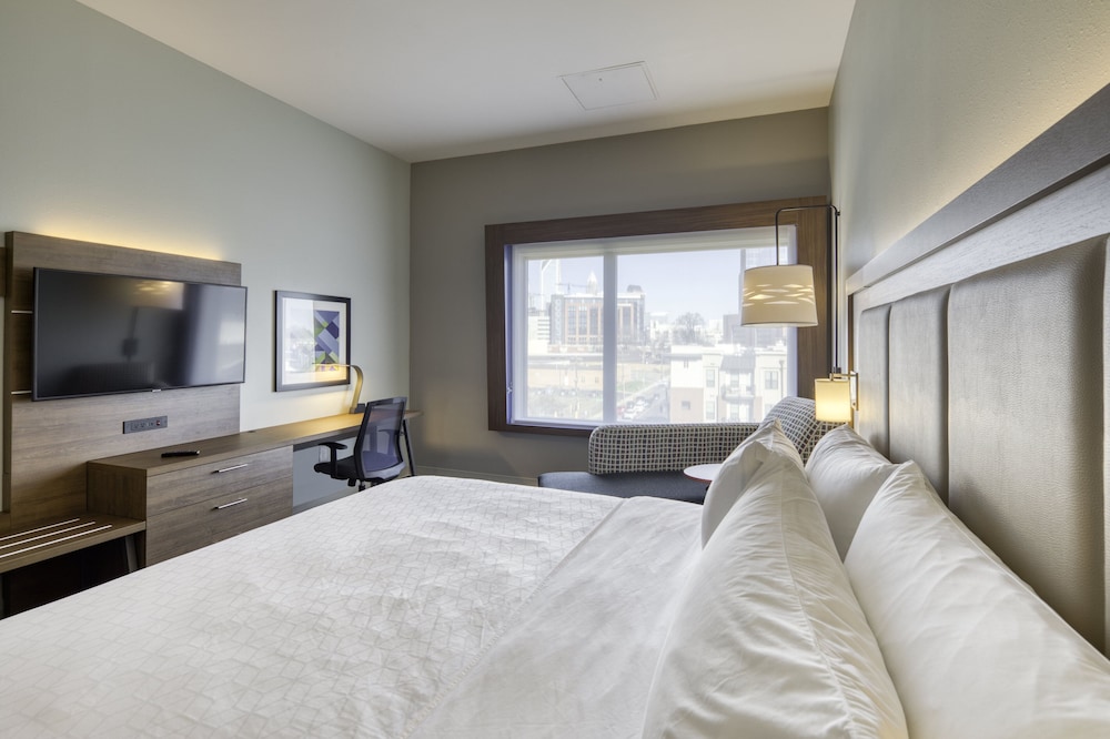 Holiday Inn Express & Suites Charlotte - South End 24/73