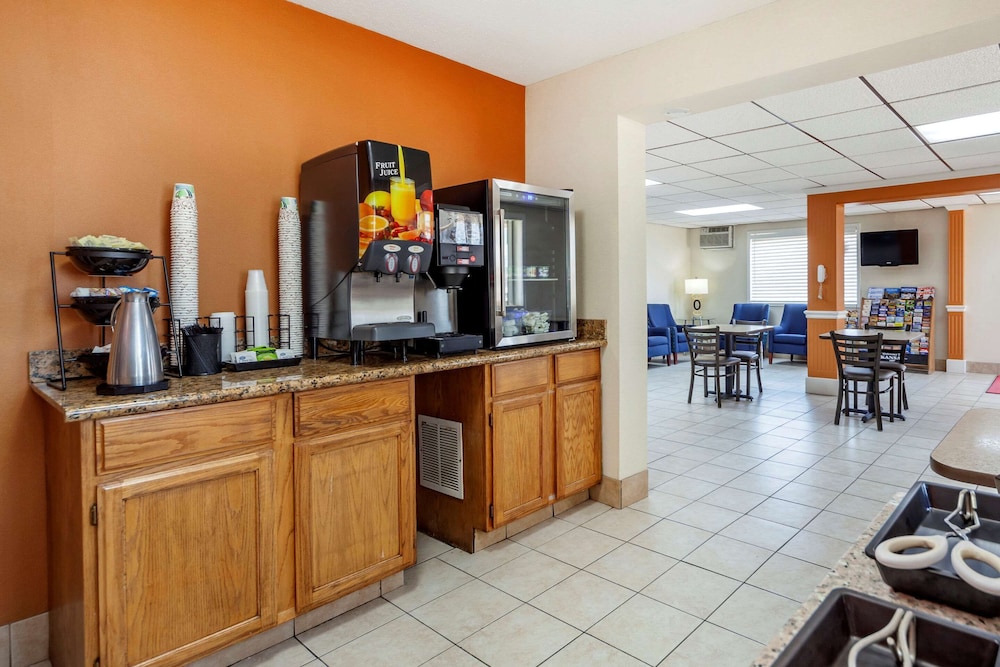 Econo Lodge Hays I-70 6/54