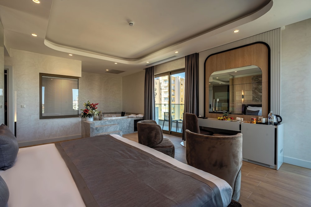 Lara Eyfel hotel 10/31