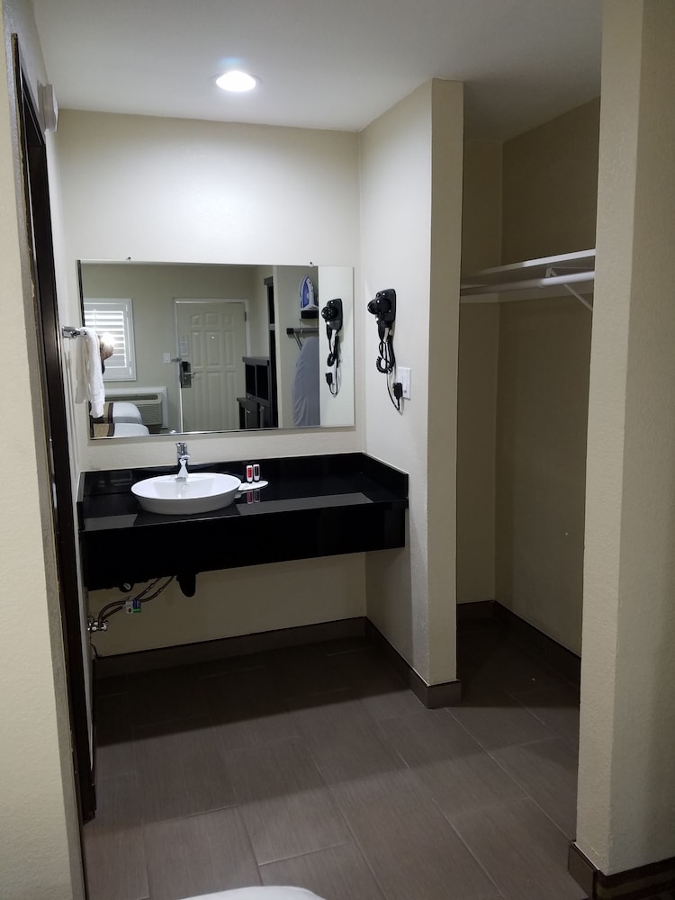 Days Inn By Wyndham El Centro 8/38