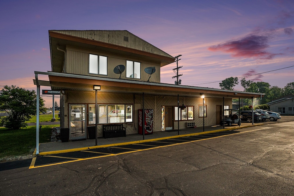 Great Lakes Inn and Suites 3/45
