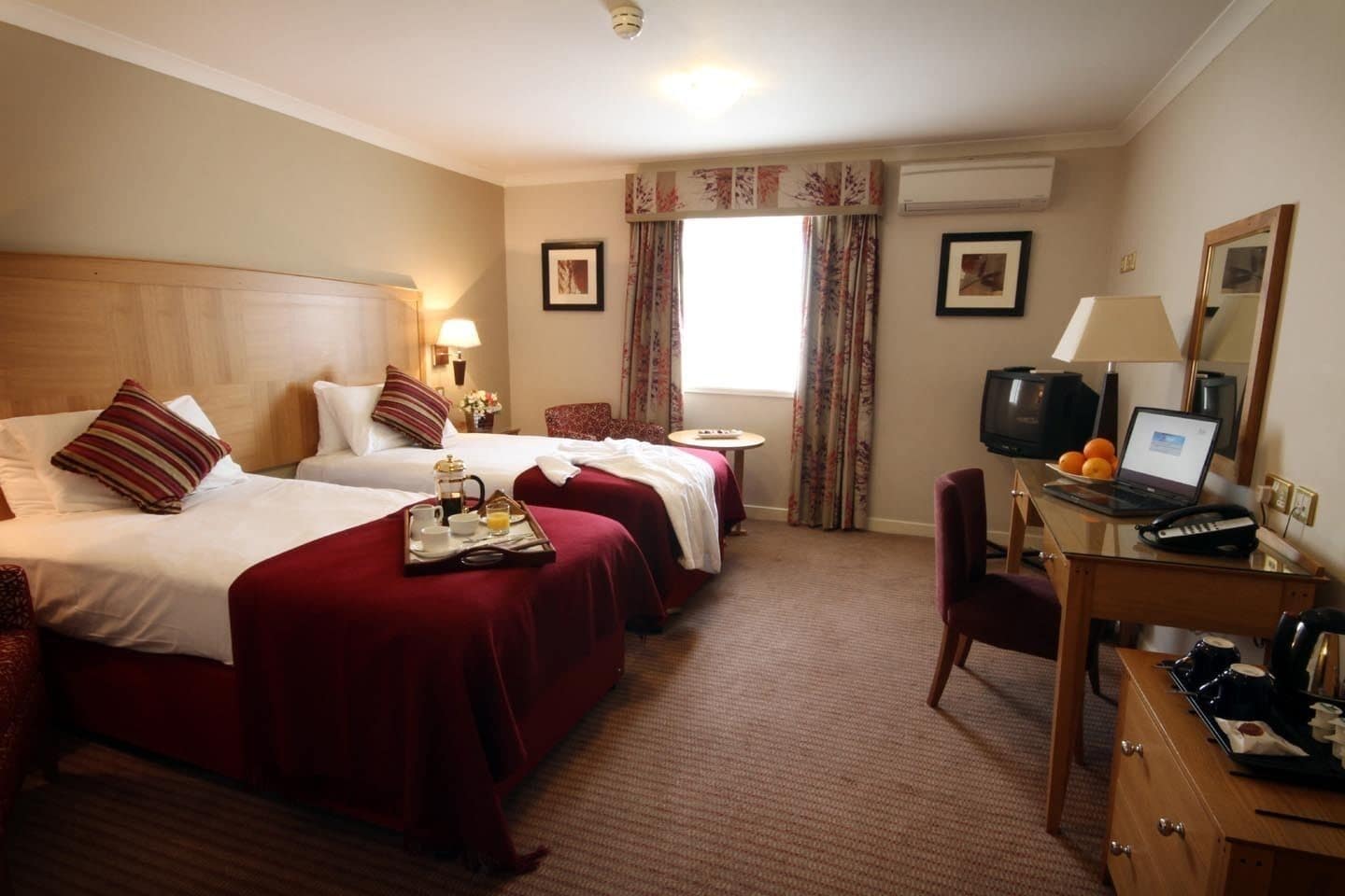 ROOM, TWIN BEDS