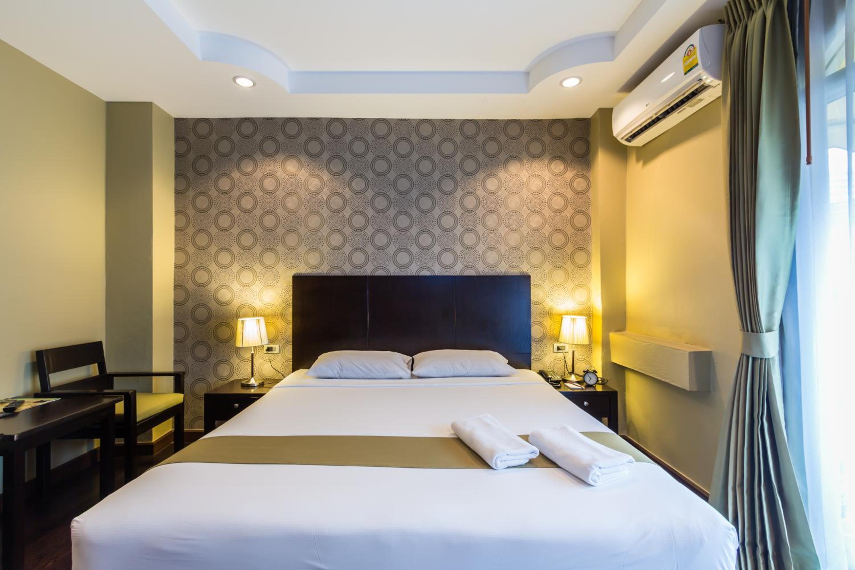 Plus, Deluxe, Queen Bed