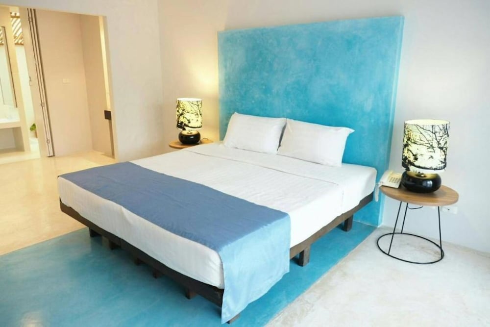 DELUXE, KING BED, POOL VIEW, GROUND FLOOR